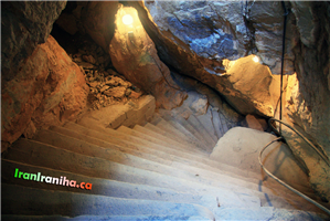  برای  رسیدن  به  محوطه  اصلی  غار  از  ورودی  شماره  یک،  ابتدا  از  پله‌ها  پایین  بروید. 
