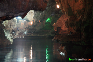  نمایی  از  غار  سهولان.  کبوترها  را  همه‌جا  می‌بینید. 