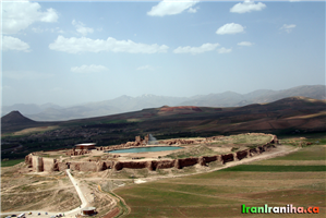  نمایی  زیبا  از  تخت‌سلیمان 