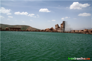  نمایی  از  دریاچه،  ایوان  غربی  (ایوان  خسرو)  و  موزه  تخت‌سلیمان 