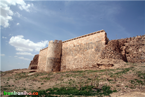  بخشی  از  دیوار  و  حصار  و  بارو  که  سالم  مانده  است 