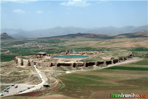  نمایی  زیبا  از  مجموعه‌ی  تخت‌سلیمان.  برای  گرفتن  این  عکس  لازم  است  حدود  40  دقیقه  از  کوه  بالا  بروید! 