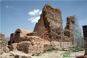  ایوان  غربی  (ایوان  خسرو)  ،  ارتفاع  دیوار  که  اکنون  تنها  با  قوت  داربست‌ها  سرپا  مانده  است  نشان  از  عظمت  ساختمان  در  هنگام  شکوفایی  خود  دارد. 