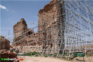  نمایی  دیگر  از  ایوان  غربی  (ایوان  خسرو)  در  تخت‌سلیمان. 