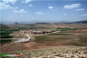  نمایی  زیبا  از  تخت‌سلیمان،  پارکینگ،  روستای  مجاور  تخت‌سلیمان  و  کوه  زندان  سکندر  در  منتهی  علیه  سمت  چپ  تصویر. 