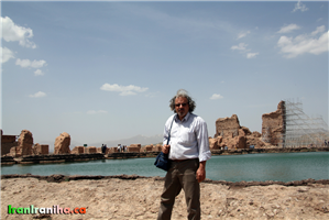  نویسنده  در  کنار  دریاچه‌ی  تخت  سلیمان. 