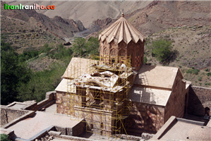  نمای  ضلع  جنوبی  کلیسا.  در  دوردست  و  سمت  چپ  گنبد  جاده  سربالایی  منتهی  به  کلیسا  مشاهده  می‌شود. 