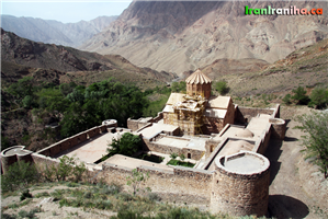  نمای  باز  کلیسا  از  ضلع  جنوبی.  حصار،  برج‌ها  و  صومعه  مشاهده  می‌شوند. 
