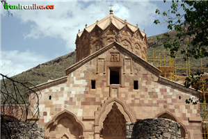  نمای  مقابل  کلیسا  از  جاده  ورودی 