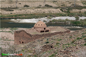  رودخانه  ارس  بعد  از  سد.  یک  کلیسای  دیگر  که  فاصله  بسیاری  کمی  با  کلیسای  سنت  استپانوس  دارد.  آن  طرف  رودخانه  سیم‌خاردار  و  خط  آهن  برقی  نخجوان  مشاهده  می‌شود.  این  خط  آهن  در  تمام  مرز  جنوبی  اتحاد  شوروی  سابق  کشیده  شده  بود  و  اکنون  بسیار  کم  از  آن  استفاده  می‌شود. 