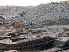  دره  لیر.  حفره‌های  بزرگی  در  مرکز  تصویر  مشاهده  می‌شود  که  بسیار  بزرگ‌تر  از  قبر  است. 