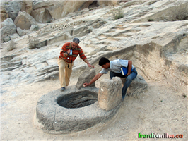  یکی  از  چاه‌های  آب.  این  مجموعه،  سنگ  یک‌تکه  و  سراشیب  بوده    است.  حتی  جای  قرار  دادن  چرخ  چاه  از  قبل  پیش‌بینی‌شده  و  در  کندن  کوه  به  آن  دقت  شده  است.  جایی  برای  نشستن  کسی  که  آب  از  چاه  می‌کشیده  پیش‌بینی‌شده  است.  این  چاه  130  متر  عمق  دارد  و  چندین  ثانیه  طول  کشید  تا  صدای  برخورد  سنگ  با  آب  شنیده  شد. 