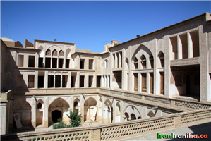  نمایی  از  حیاط  بیرونی  خانه‌ی  عباسیان.  در  این  نما  سه  طبقه  از  خانه  مشاهده  می‌شود.  دو  نیم‌طبقه  سرداب  نیز  وجود  دارد  که  طبیعتاً  در  عکس  دیده  نمی‌شود. 