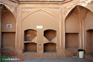  اصطبل  موقت  در  خانه‌ی  عباسیان 