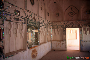  تالار  آینه  در  خانه‌ی  عباسیان. 
