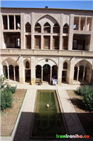  نمایی  از  حیاط  بیرونی  خانه‌ی  عباسیان.  اگر  دقت  بفرمایید  تمام  درها،  ورودی‌ها  و  پنجره‌ها  مضارب  فرد  :  یک،  سه،  پنج  یا  هفت  تایی  هستند. 