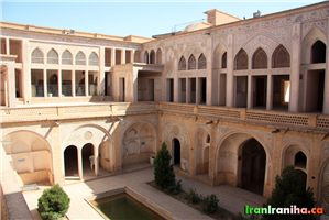  حیاط  اندرونی،  خانه‌ی  عباسیان 