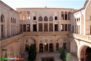  نمایی  از  حیاط  اندرونی  خانه‌ی  عباسیان 