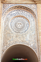  این  گچ‌بری  درست  در  بالای  ورودی  سرداب  قرار  دارد.  اگر  به  آن  دقت  فرمایید  نشان  می‌دهد  در  این  مکان  نور  خورشید  وارد  نمی‌شود.  در  ضمن  ورود  گربه  هم  ممنوع  است!  اگر  توانستید  دو  گربه‌ای  را  که  در  نقش  وجود  دارد  پیدا  کنید. 