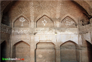  دیوار  سرداب  که  بر  روی  آن  نقش  و  نگارهایی  را  ملاحظه  می‌کنید.  این  سرداب  محل  نیایش‌های  صاحب‌خانه  بوده  است.  سال  ساخت  خانه  (  1252  ه  ق  )  بر  روی  این  دیوار  ثبت‌شده  است.  نقش‌های  روی  دیوار:  درخت  سمت  چپ  نشانه‌ی  سرسبزی  و  آزادگی  است.  قندیل  وسطی  نشانه‌ی  روشنایی  و  موش  سمت  چپ  نشانه‌ی  آرزوی  دوری  موش  و  طاعون  از  خانه  است،  چراکه  دو  پسر  صاحب‌خانه  در  اثر  طاعون  از  بین  رفته‌اند.  بر  روی  دیوار  تعدادی  از    آیه‌های  قرآن  نیز  برای  جلوگیری  از  چشم‌زخم  مشاهده  می‌شود. 