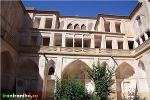  نمایی  از  حیاط  اندرونی  خانه‌ی  عباسیان.  اگر  دقت  بفرمایید  طبقات  بالاتر  دارای  عقب‌نشینی  هستند.  این  عقب‌نشینی  علاوه  بر  ایجاد  پایداری  بیشتر  در  ساختمان،  باعث  می‌شود  که  حیاط  دل‌بازتر  جلوه  کند. 