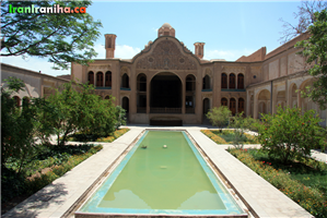  حیاط،  حوض  و  نمای  جنوبی  خانه‌ی  بروجردی. 