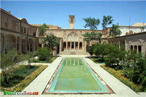  حیاط،  حوض  و  نمای  جبهه‌ی  شمالی  خانه‌ی  بروجردی. 