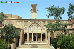  نمای  نزدیک‌تر  از  ساختمان  جبهه‌ی  شمالی  ساختمان  بروجردی.  به  گچ‌بری‌های  زیبای  نما  توجه  فرمایید. 