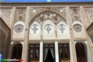  نمایی  زیبا  از  گچ‌بری‌های  نمای  جبهه‌ی  شمالی. 