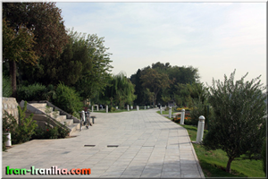  دو  طرف  رودخانه  به  نحو  زیبایی  فضاسازی  شده  است.  این  مکان  تفرج  گاه  مناسبی  برای  گردشگران  و  اصفهانی  هاست. 