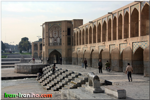  نمای  پهلو  از  پل  خواجو.  همانطور  که  در  عکس  می  بینید  متاسفانه  برخی  با  موتورسیکلت  از  محل  عبور  پیاده  ها  می  گذرند  و  آرامش  ایشان  را  برهم  می  زنند. 