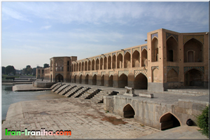  نمایی  دیگر  از  پل  خواجو.  در  هنگام  خشکسالی  یا  کم  آبی  برخی  از  چشمه  های  پل  کاملاً  خشک  می  شوند  و  آب  از  آنها  عبور  نمی  کند. 