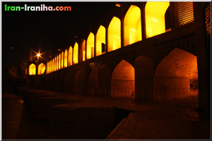  پل  خواجو  در  شب. 