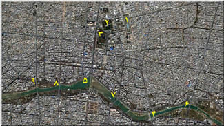  عکس  هوایی  از  مرکز  شهر  اصفهان  و  رودخانه  ی  زاینده  رود.  عکس  از:  Google  Earth
<br/>1-  میدان  امام  (  نقش  جهان  )  و  عمارت  عالی  قاپو،  مسجد  امام  (  شاه  )  و  مسجد  شیخ  لطف  الله
<br/>2-  چهلستون
<br/>3-  باغ  هشت  بهشت
<br/>4-  پل  خواجو
<br/>5-  سی  و  سه  پل
<br/>6-  پل  بزرگمهر
<br/>7-  پل  فردوسی
<br/>8-  پل  آذر
<br/>9-  پل  فلزی 