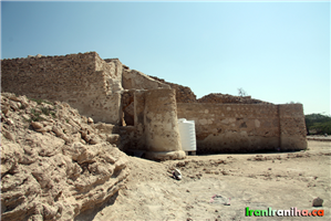  نمای  شمالی  ساختمان  اعیانی.  به  باروهای  استحفاظی  ساختمان  دقت  فرمایید.  جزیره‌ی  کیش  یک  جزیره‌ی  مرجانی  است.  بنابراین  در  آن  خاک  بخصوص  خاک  رس  وجود  ندارد. 