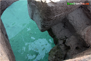  پله‌های  دست‌کَن  که  در  سنگ‌های  مرجانی  کنده‌شده  تا  مسافران  یا  باربرها  به‌راحتی  از  آن  پایین  رفته  و  در  قایق  می‌نشسته‌اند.  نکته‌ی  جالب  اینکه  ظرافت‌های  معماری  را  نیز  در  آن  لحاظ  کرده‌اند  به‌طوری‌که  در  بالا  و  سمت  چپ  تصویر  مشاهده  می‌شود  درگاه  با  قوس  زیبا  هم  برای  آن  کنده‌اند.  آب  آن‌چنان  شفاف  است  که  ماهی‌ها  را  نیز  در  آن  می‌توان  دید. 