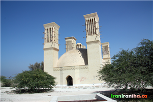  نمایی  از  آب‌انبار  و  درختان  زیبا  و  بومی  منطقه  خلیج‌فارس. 