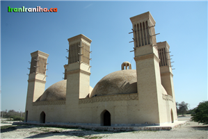  نمایی  از  آب‌انبار  دو  گنبده  کیش. 