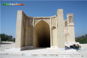  سردر  راه‌پله‌ی  آب‌انبار.  جای  کاشی‌کاری  سردر  خالی  است.  ظاهراً  بودجه  یا  همت  برای  اتمام  کار  فراهم  نبوده  است. 