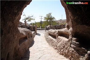  کیچه‌ی  مسجد  میمند.  یکی  از  نکات  جالب  وجود  جاکفشی‌هایی  است  که  در  کوه  کنده‌شده  است. 
