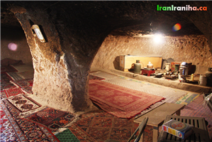  حسینیه‌ی  میمند.  این  حسینیه  از  به  هم  پیوستن  چند  خانه  به  وجود  آمده  و  بزرگ‌ترین  فضای  روستای  میمند  به‌حساب  می‌آید. 