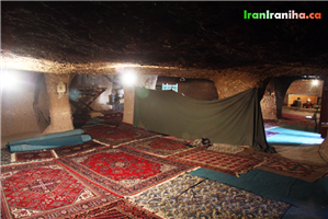  حسینیه‌ی  میمند.  برای  آن‌که  اندازه‌ی  حسینیه  را  تجسم  فرمایید  به  تعداد  قالی‌های  کف  حسینیه  دقت  کنید. 