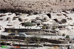 در  این  نما  از  روستای  میمند،  آبریزگاه‌ها  و  طغل  یا  مهتابی‌ها  را  نیز  مشاهده  می‌کنید. 