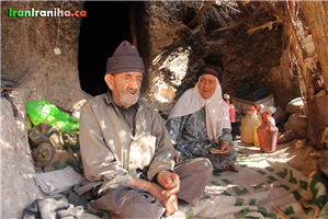  این‌ها  از  معدود  سکنه‌ی  کهن‌سال  روستا  هستند  که  نمی‌دانم  اکنون  نیز  در  قید  حیات  هستند  یا  نه.  نمونه‌های  بارزی  از  فقر  کامل  که  با  اندک  محبتی  شادمان  می‌شوند. 