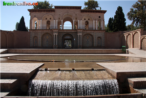  عمارت  سردر  و  حوض  و  آب  نمای  ورودی،  قبل  از  ورود  به  محوطه‌ی  اصلی  باغ.  به  محور  طولی  باغ  و  عمارت  شاه‌نشین  که  در  مرکز  عکس  قرار  دارد  توجه  فرمایید. 