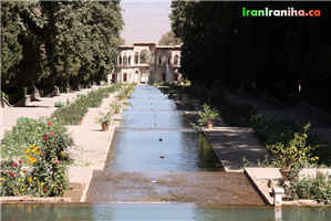  نمای  آب‌نماها  و  عمارت  سردر  از  داخل  باغ 