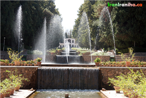  نمایی  از  باغ  شازده  که  آب‌نماهای  آن  به‌خوبی  قابل‌مشاهده  است. 