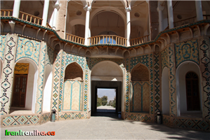 نمای  عمارت  سردر  از  داخل  باغ 