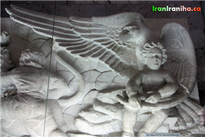  تندیس  زال  در  پناه  سیمرغ.  اثر  استاد  فریدون  صدیقی.    
<br/>تندیس  اول  به  دنیا  آمدن  زال  را  می‌بینید.  زمانی  که  زال  به  دنیا  آمد  موهای  سپیدی  داشت  و  پدرش  سام  ناراحت  می‌شود  و  با  خودش  در  فکر  فرورفته  که  :
<br/>چو  آیند  و  پرسند  گردنکشان                                    ببینند    این    بچه    بَد  نِشان
<br/>چه  گویم  که  این  بچه  دیو  کیست  	پلنگ  دورنگ  است  یا  خود  پری  است
<br/>پس  دستور  داد  تا  زال  را  در  کوه  رها  کنند.  سیمرغ  زال  را  به  لانه  خود  برده  و  بزرگ  می‌کند  تا  اینکه  پهلوانی  نیرومند  می‌شود،  پهلوانی  که  با  شیر  می‌جنگد.  زال  با  رودابه  دختر  حاکم  کابلی  ازدواج  می‌کند  و  ثمره  این  ازدواج  پسری  به  نام  رستم  است  . 