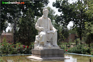  تندیس  ابوالقاسم  فردوسی،  اثر  استاد  ابوالحسن  صدیقی.
<br/>استاد  ابوالحسن  خان  صدیقی  نقاش  و  مجسمه‌ساز  نام‌آور  ایران  در  سال  1276  خورشیدی  در  تهران  به  دنیا  آمد.  وی  بعد  از  اتمام  تحصیلات  ابتدایی  جهت  ادامه  تحصیل  در  مدرسه  آلیانس  به  خدمت  استاد  کمال‌الملک  (محمد  غفاری)  رسید.  استاد  در  سال  1311  به  هنگام  بازگشت  به  ایران  به  ریاست  مدرسه  صنایع  مستظرفه  منصوب  شد  و  در  سال  1340  هجری  شمسی  بازنشسته  گردید.  وی  97  سال  عمر  نمود  و  کارنامه  درخشان  زندگی  این  هنرمند  در  سال  1374  بسته  شد.  ازجمله  آثار  وی:  تندیس‌های  حکیم  توس  در  آرامگاه  فردوسی  و  میدان  فردوسی  تهران،  مجسمه  نادر  در  آرامگاه  نادرشاه  افشار،  مجسمه  خیام  در  آرامگاه  حکیم  عمر  خیام،  مجسمه  عظیم  فرشته  عدالت  و  ...  می‌باشد. 